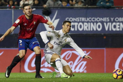 Ronaldo disputa un balón en el encuentro del sábado ante Osasuna.-REUTERS