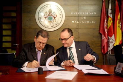 El rector de la Universidad de Valladolid, Daniel Miguel (D) y el presidente de la Asociación Española contra el Cáncer, Francisco Javier Arrollo-Ical