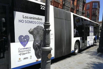 Cartel de la asociación animalista Libera  en un autobús con la imagen de un toro.-E.M.