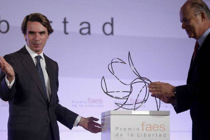 Aznar entrega el premio a la libertad de la FAES a Enrique Krauze.-Foto: JOSÉ LUIS ROCA