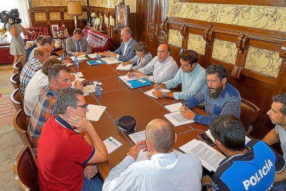Reunión celebrada ayer entre el equipo de Gobierno municipal y los representantes de los cuatro sindicatos de la Policía Municipal.-E. M.