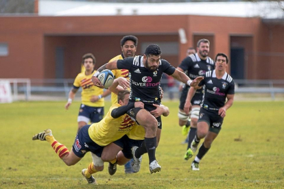 Dos jugadores intentan placar a Nuu Junior en SilverStorm-Santboiana de la pasada temporada.-JOSÉ C. CASTILLO