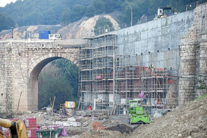 Trabajos en el puente, ayer por la tarde en Cabezón de Pisuerga.-Pablo Requejo