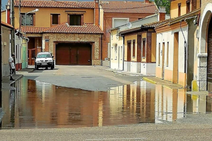 Segunda inundación en Pedrajas de SanEsteban en 48 horas, ayer.-E. PRESS