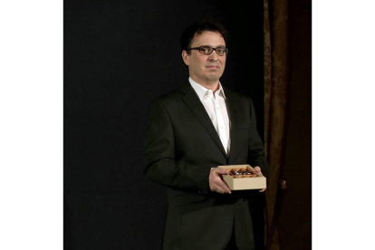 El escritor zamorano José C. Vales posa el premio Nadal con su novela "Cabaret Biarritz"-Efe