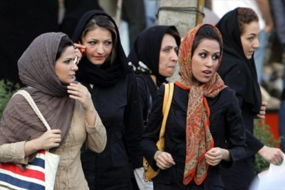 Unas mujeres pasean por una calle de Teherán, la capital de Irán.-AFP / ATTA KENARE
