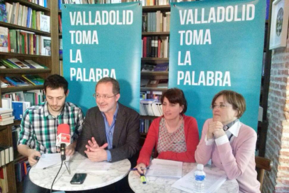 Manuel Saravia (c) junto a los candidatos de Toma la Palabra, Arturo del Olmo, María Sánchez y Rosalba Fonteriz-El Mundo