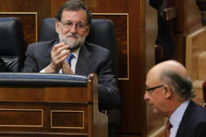 Mariano Rajoy aplaude, el jueves, a su ministro de Hacienda y Función Pública, Cristóbal Montoro.-JUAN MANUEL PRATS