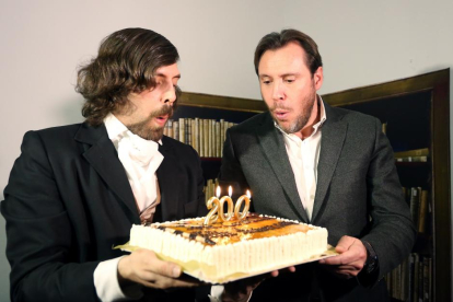 El alcalde de Valladolid, Óscar Puente, sopla las velas de una tarta junto a José Zorrilla, con motivo de la celebración del Día del Bicentenario del nacimiento del escritor-ICAL