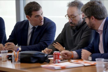 Albert Rivera, Juan Carlos Girauta y Fernando de Páramo, en una reunión de la ejecutiva de Ciudadanos.-JOSÉ LUIS ROCA