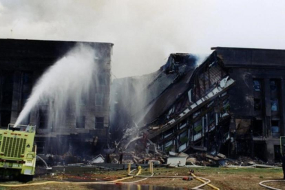 Los bomberos tratan de extinguir el fuego originado despues de que el vuelo 77 de American Airlines impactase contra las instalaciones del Pentagono.-FBI