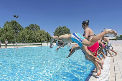 Varios jóvenes se lanzan al agua en la piscina de Canterac en Delicias, imagen de archivo.- E.M.