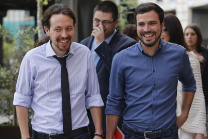 Pablo Iglesias y Alberto Garzón llegan al Hotel Ritz de Madrid a un desayuno informativo.-AGUSTIN CATALAN