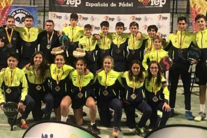Jugadores y técnicos del Padeld10z posan con las medallas y los trofeos del Campeonato de España.-EM