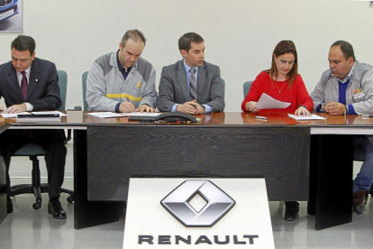 Representantes de la Dirección de Renault España y de los sindicatos SCP, UGTy CCOO, ayer en la firma del acuerdo social.-J. M. LOSTAU