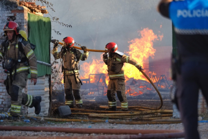 Los bomberos intervienen en un incendio en el Camino de Palomares de Valladolid, imagen de archivo.- PHOTOGENIC
