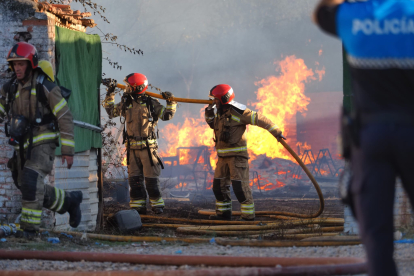 Los bomberos intervienen en un incendio en el Camino de Palomares de Valladolid. Photogenic