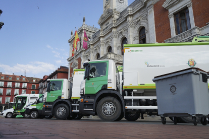 Varios camiones del servicio de limpieza frente al Ayuntamiento, en una imagen de archivo.- ICAL