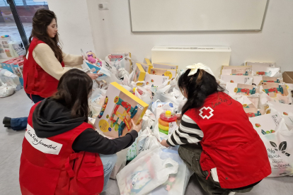 Varias voluntario de Cruz Roja Juventud durante la preparación de los regalos. C.R.J.
