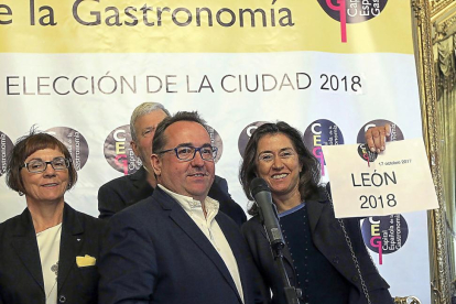 La presidenta de Paradores, Ángeles Alarcó, muestra el cartel con el nombre de Leon.-ICAL