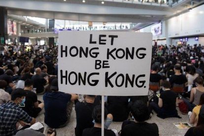 Manifestantes hongkoneses protestan en una sentada en el aeropuerto, este viernes.-JEROME FAVRE (EFE)