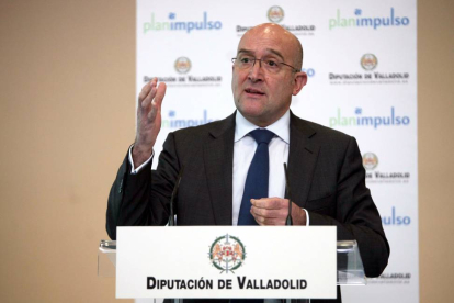 El presidente de la Diputación de Valladolid, Jesús Julio Carnero, hace balance del Plan Impulso que la institución puso en marcha en 2013-Ical