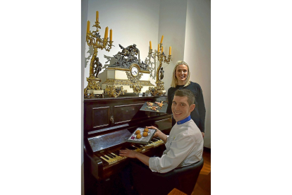 Ángel y Laura, hoy al frente del Duque, junto al piano que decora el comedor del restaurante, y algunos platos representativos de la carta.-ARGI