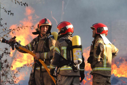 Los bomberos intervienen en un incendio en el Camino de Palomares de Valladolid. Photogenic