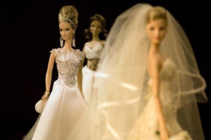 Barbies vestidas de novia, traje que fue decisivo para que la demanda se disparara nada más nacer la muñeca, en 1959.-ANDREA BOSCH