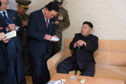 Fotografía del 'Rodong Sinmun' que muestra al líder Kim Jong-un apoyado en un bastón en su reaparición.-Foto: RODONG SINMUN / EFE