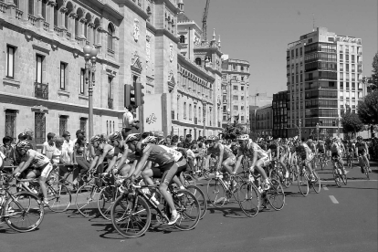 Ciclismo. Vuelta ciclista a España. El pelotón circula por el 2001. Paseo de Zorrilla en busca de la salida neutralizada. / EL MUNDO