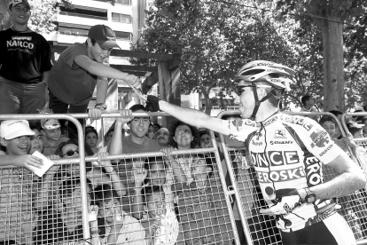 1994. Un ciclista de la ONCE firma un autógrafo a un joven aficionado. Horizontal