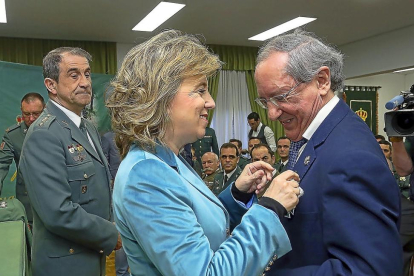 Salgueiro impone a Trebolle la Medalla al Mérito de la Guardia Civil, en presencia de Juan Miguel Recio, coronel jefe de la Comandancia de Valladolid.-ICAL