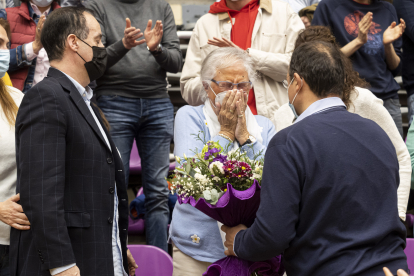 Entrega de un ramo de flores a la madre de Lalo García antes del encuentro. / PHOTOGENIC