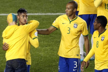 Neymar recibe la felicitación de un fan tras la victoria de Brasil ante Perú.-AFP