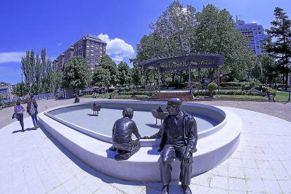 La fuente en homenaje al poeta Jorge Guillén sin agua, en la Plaza de Poniente, en una imagen de archivo.-J.M. LOSTAU
