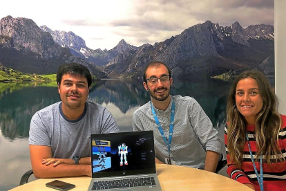 Jorge Ferrero, Marcos Orive y Julia Herrero, ingenieros de software en HP SCDS, en la sede de la compañía en León.-EL MUNDO