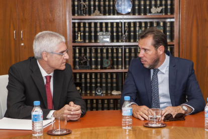 Reunión del alcalde de Valladolid, Óscar Puente, con el presidente de Renfe, Isaías Tábuas.-ICAL