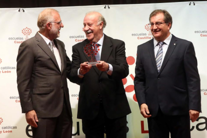 El seleccionador nacional de Fútbol, Vicente del Bosque, junto al secretario general de FERE, Antonio Guerra (I), recibe uno de los Premios Escuelas Católicas de Castilla y León 2016.-ICAL