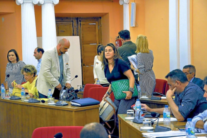 Los concejales de la bancada ‘popular’ se levantan ayer para abandonar el Pleno.-S.G.C.