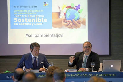 Los consejeros de Fomento y Medio Ambiente, Juan Carlos Suárez-Quiñones, y de Educación, Fernando Rey, ayer.-ICAL