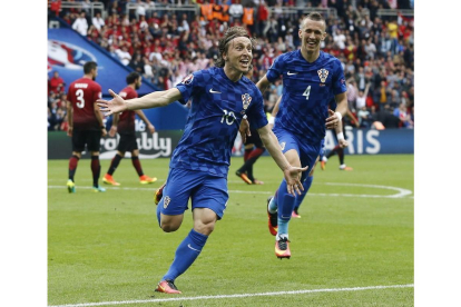 Luka Modric celebra junto a su compañero Ivan Perisic, del Inter, un gol con Croacia en la Eurocopa 2016.-EFE