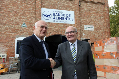 El presidente de la Fundación Grupo Norte, Javier Ojeda y el presidente del Banco de Alimentos de Valladolid, Jesús Mediavilla-Ical