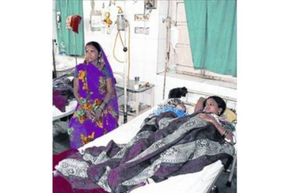 Algunas de las víctimas de la esterilización, hospitalizadas.-Foto: AP