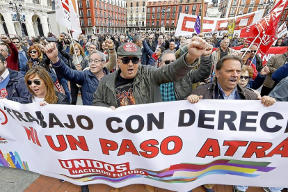 Manifestantes de la marcha de Valladolid en el acto final celebrado en la Plaza Mayor de la ciudad con una afluencia de unas dos mil personas.-J.M. LOSTAU