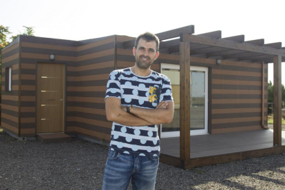 El emprendedor zamorano Pablo López muestra la vivienda piloto realizada con un contenedor marítimo.-M. DENEIVA