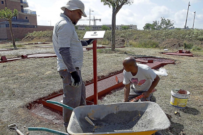 Trabajadores inmigrantes en los campos en Soria.-LUIS ÁNGEL TEJEDOR