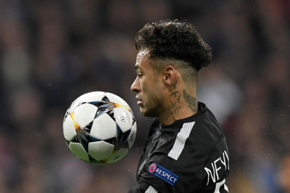 Neymar, en el Bernabéu.-GABRIEL BOUYS (AFP)