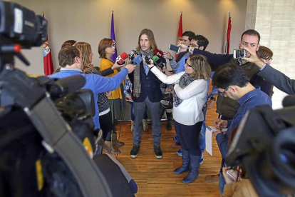 El secretario autonómico de Podemos, Pablo Fernández, atiende a los medios, ayer, en los pasillos de las Cortes de Castilla y León.-ICAL