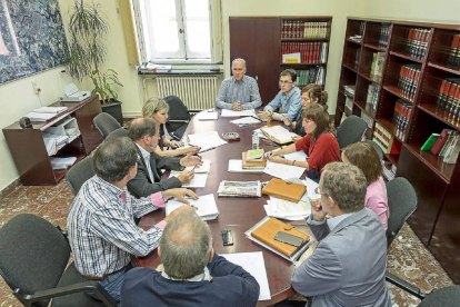 Los miembros de la comisión durante la reunión celebrada ayer.-Miguel Ángel Santos